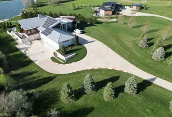 lawn-care-technician-treating-lawn